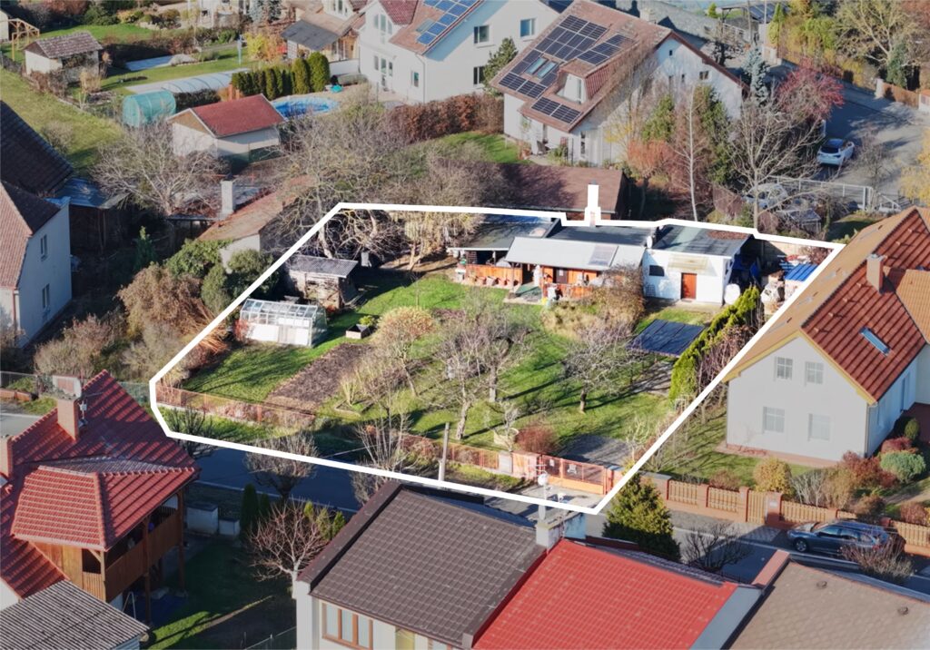 Pozemek s domkem v Hradci Králové, 867 m²
